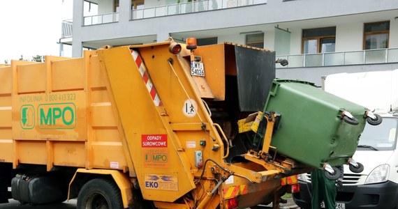 Mężczyznę leżącego w pojemniku na odpady zauważyła załoga śmieciarki w czasie pracy na Pradze-Północ. Zawiadomili straż miejską, która wydobyła go z kosza. Strażnicy wezwali pogotowie ratunkowe, które zawiozło pijanego pacjenta do szpitala.