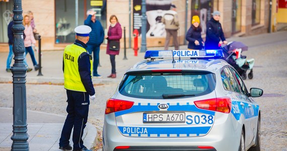 Do dramatycznej sytuacji doszło na terenie wrocławskiej Kleciny. Policjanci otrzymali zgłoszenie, z którego wynikało, że 11-letnia dziewczynka stoi w otwartym oknie mieszkania na drugim piętrze i chce skoczyć. Mundurowi natychmiast pojechali na miejsce. Jeden z policjantów w rozmowie z dziewczynką przekonał ją, by weszła z powrotem do domu. Jej życiu nie zagraża już niebezpieczeństwo.