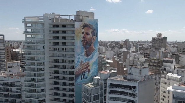 Argentyńskie miasto Rosario oddało hołd swojemu najbardziej utalentowanemu piłkarzowi za pomocą gigantycznego portretu.

69-metrowy mural poświęcony Lionelowi Messiemu został odsłonięty w jego rodzinnym mieście Rosario.

Graffiti "From Other Galaxy, From My City" zostało zaprojektowane i namalowane przez lokalnych artystów (Marlene Zuriaga i Lisandro Urteaga).

Malowidło przedstawia Messiego jako kapitana drużyny narodowej, ubranego w koszulkę z numerem 10.

Dzieło jest częścią szerszego projektu o nazwie Common Messi, który ma na celu rozpowszechnienie wizerunku urodzonego w Rosario gwiazdora na wszystkich budynkach miasta.
