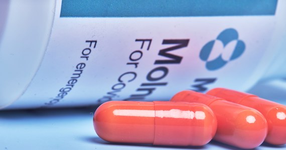 Autoryzowano użycie molnupirawiru - doustnego leku na Covid-19 firmy Merck & Co. - przekazała duńska służba zdrowia. Tym samym Dania stała się pierwszym państwem Unii Europejskiej, gdzie oficjalnie zezwolono na używanie leku - zauważyła agencja AFP.
