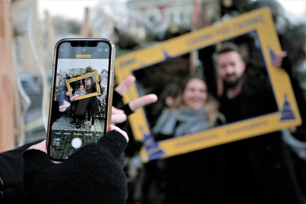 Setki zielonych choinek trafiły już do Słuchaczy RMF FM, ale nasz żółto-niebieski konwój wciąż ma kilka przystanków na swojej drodze. Dziś spotkaliście nas w Wałbrzychu i Legnicy!