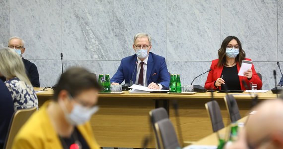 Sejmowa Komisja Zdrowia opowiedziała się w czwartek za tym, aby 5 stycznia odbyło się wysłuchanie publiczne projektu ustawy, który ma wyposażyć pracodawców w instrument weryfikacji w czasie pandemii statusu zdrowotnego pracowników.