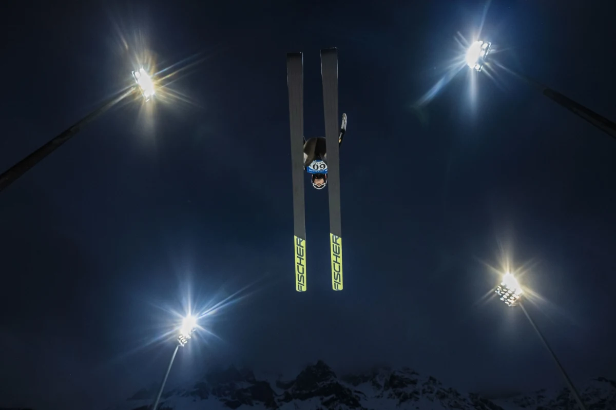 Trener norweskich skoczków Alexander Stoeckl po pozytywnym teście na Covid-19 w niedzielę przebywa w izolacji w hotelu w Klingentahl. Pozostali trenerzy i członkowie aparatu pomocniczego zostali również odsunięci od jego podopiecznych ze względów bezpieczeństwa.