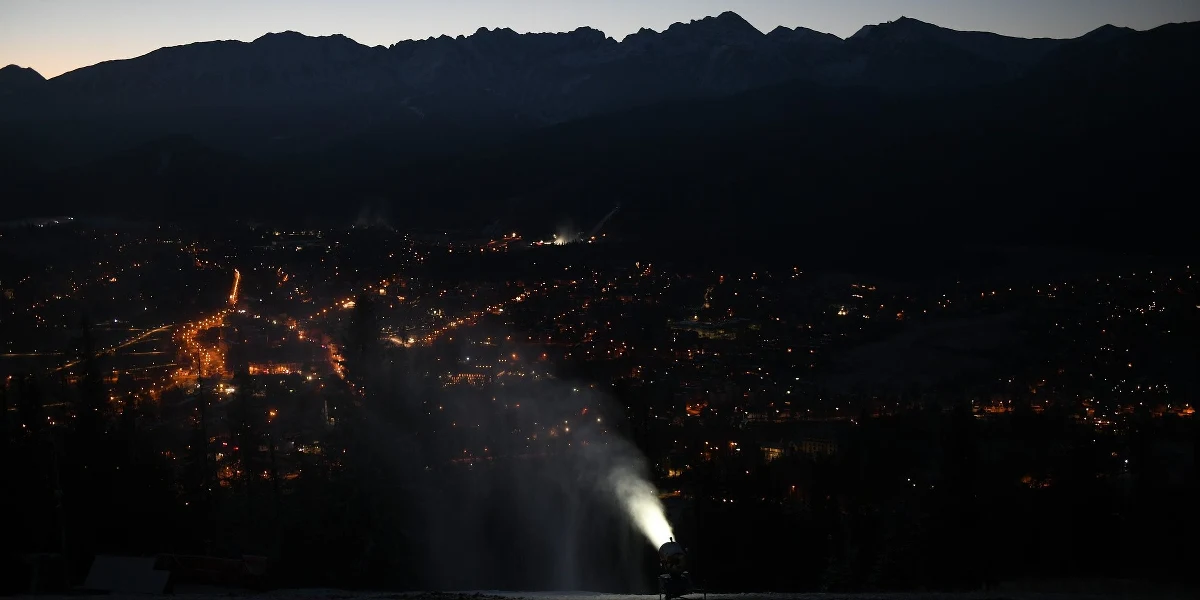 W ośrodkach należących do Polskich Kolei Linowych pracują armatki do naśnieżania stoków oraz przygotowywane są trasy narciarskie na sezon zimowy 2021/2022. Od 11 grudnia miłośnicy narciarstwa i snowboardu mogą skorzystać z trasy udostępnionej na Gubałówce oraz na Górze Żar. W grudniu PKL planuje uruchomić trasy narciarskie we wszystkich swoich ośrodkach.