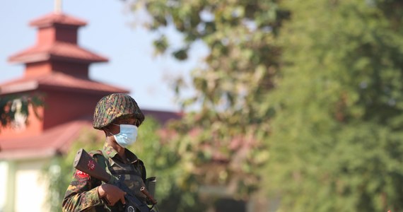 ​Nie żyje fotoreporter Soe Naing, zatrzymany w ubiegłym tygodniu przez służby birmańskiej junty wojskowej. To pierwszy dziennikarz, który zmarł w areszcie, odkąd w lutym wojsko przejęło władzę w kraju - podaje Associated Press, powołując się na osoby z otoczenia reportera.