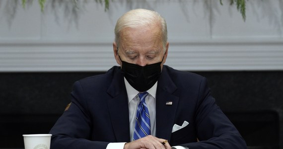 Prezydent USA Joe Biden ostrzegł, że wariant koronawirusa Omikron jest już w kraju i "zacznie krążyć coraz szybciej po całych Stanach Zjednoczonych". Wezwał przy tym Amerykanów do zaszczepienia się lub przyjęcia dawki przypominającej przez tych, którzy są już zaszczepieni dwiema dawkami. 