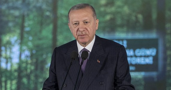 Poziom miesięcznej płacy minimalnej w Turcji zostanie podniesiony o 50 proc. - ogłosił prezydent kraju Recep Tayyip Erdogan, dodając, że nowe zasady wejdą w życie z początkiem 2022 roku. W Turcji szaleje ponad 20-procentowa inflacja. 
