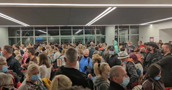 Do północy w hali przylotów na lotnisku na warszawskim Okęciu panował kompletny chaos. Zniknęła już kilkusetosobowa kolejka pasażerów, jednak to nie koniec problemów osób, które – przylatując m.in. spoza strefy Schengen – podlegają nowym restrykcjom. 
