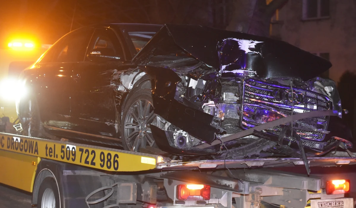 ​Oficer dawnego Biura Ochrony Rządu, który w 2017 roku brał udział w wypadku kolumny wiozącej premier Beatę Szydło, twierdzi, że w śledztwie funkcjonariusze składali fałszywe zeznania - informuje "Gazeta Wyborcza". Przypomnijmy, że sąd w Oświęcimiu wydał wyrok, zgodnie z którym kierowca seicento, które limuzyny musiały ominąć, jest winny nieumyślnego spowodowania wypadku.