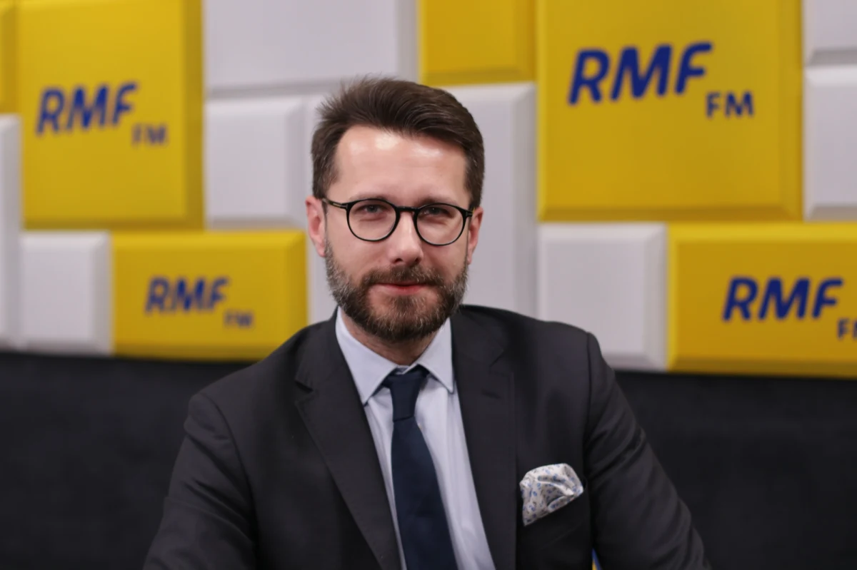 "Czekamy na ocenę całej sytuacji, wtedy będą podejmowane ostateczne decyzje. Sam taki pomysł jest horrendalny" - powiedział w Porannej rozmowie w RMF FM Radosław Fogiel, wicerzecznik Prawa i Sprawiedliwości pytany o aferę wokół Łukasza Mejzy."Generalnie istotą parlamentaryzmu jest w pewien sposób posiadanie większości. Poseł Mejza nie jest objęty ochroną, jeżeli taka decyzja zapadnie w oparciu o sprawdzanie dokumentacji i wszystkich okoliczności opisanych w mediach, to cały czas dymisja jest absolutnie możliwa" - stwierdził polityk. "To nie jest tak, że posła kupuje się w każdym sklepie z posłami" - dodał poseł.