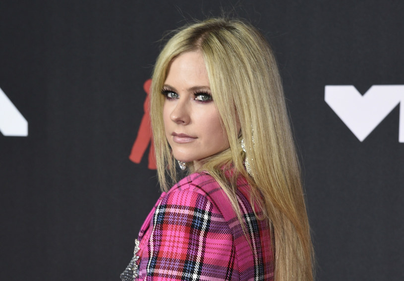 Avril Lavigne zadebiutowała na scenie muzycznej w 2002 roku. Jednym z jej największych hitów i najbardziej rozpoznawalnych utworów był "Sk8er Boi". Piosenka, którą fani kojarzą z punkową nastolatką, może doczekać się ekranizacji. Artystka wyznała, że będzie to doskonały sposób, aby uczcić 20-lecie utworu, który ugruntował jej popularność.