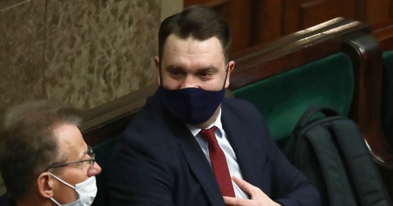 Poseł niezrzeszony Łukasz Mejza, który w ubiegłym tygodniu wystąpił do marszałek Sejmu o "urlop od wykonywania obowiązków poselskich", uczestniczy w piątkowych obradach Sejmu, podczas których głosowano nad budżetem na 2022 rok. Wykluczenia Mejzy z obrad domagała się posłanka KO Izabela Leszczyna. 