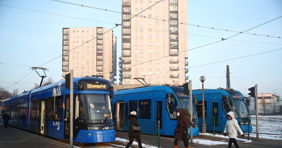 Pasażerowie posiadający kartę zbliżeniową lub smartfon albo zegarek z technologią NFC wsiadając do tramwaju lub autobusu będą odbijali swoje wejście do pojazdu, a także wyjście. System zacznie naliczać minuty spędzone w pojazdach komunikacji miejskiej - podaje portal lovekrakow.pl.