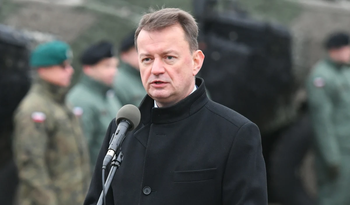 ​Żołnierz, który zaginął na granicy miał poważne kłopoty z prawem. Nigdy nie powinien służyć na granicy - napisał minister obrony narodowej Mariusz Błaszczak. Dodał, że zażądał wyjaśnień, "kto za to odpowiada". Chodzi o sprawę młodego żołnierza, który według naszych informacji przeszedł na stronę białoruską.