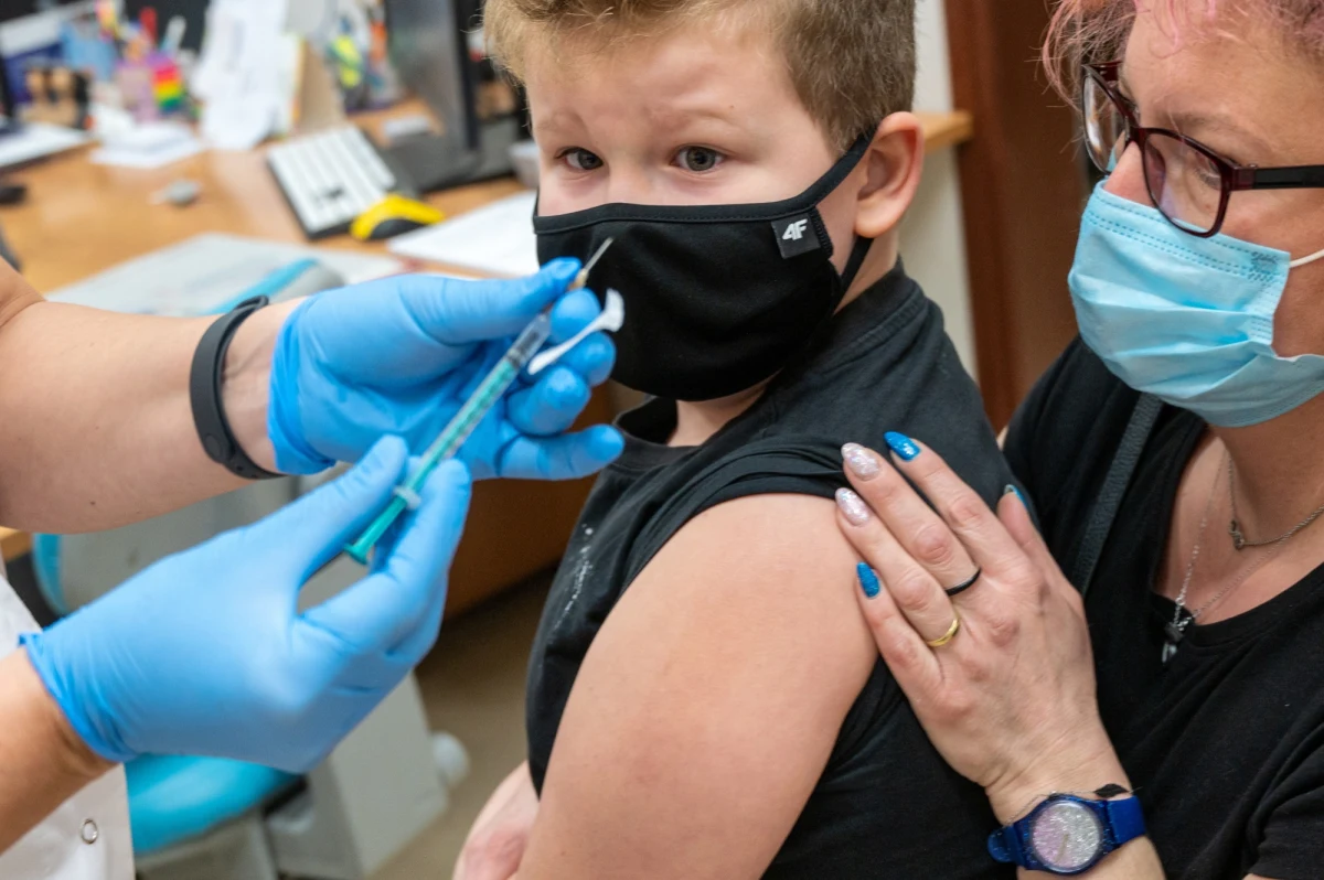 Do tej pory mamy wykonane w granicach 16 tys. szczepień dzieci z grupy 5-11 lat - powiedział na piątkowej konferencji Wojciech Andrusiewicz, rzecznik Ministerstwa Zdrowia. Jak zaznaczył, dane są jednak niepełne. "Jak państwo wczoraj widzieliście, do wieczora raportowaliśmy w granicach 500 zaszczepionych dzieci, a po godz. 21 było ich już 12 tys." - podkreślił. 