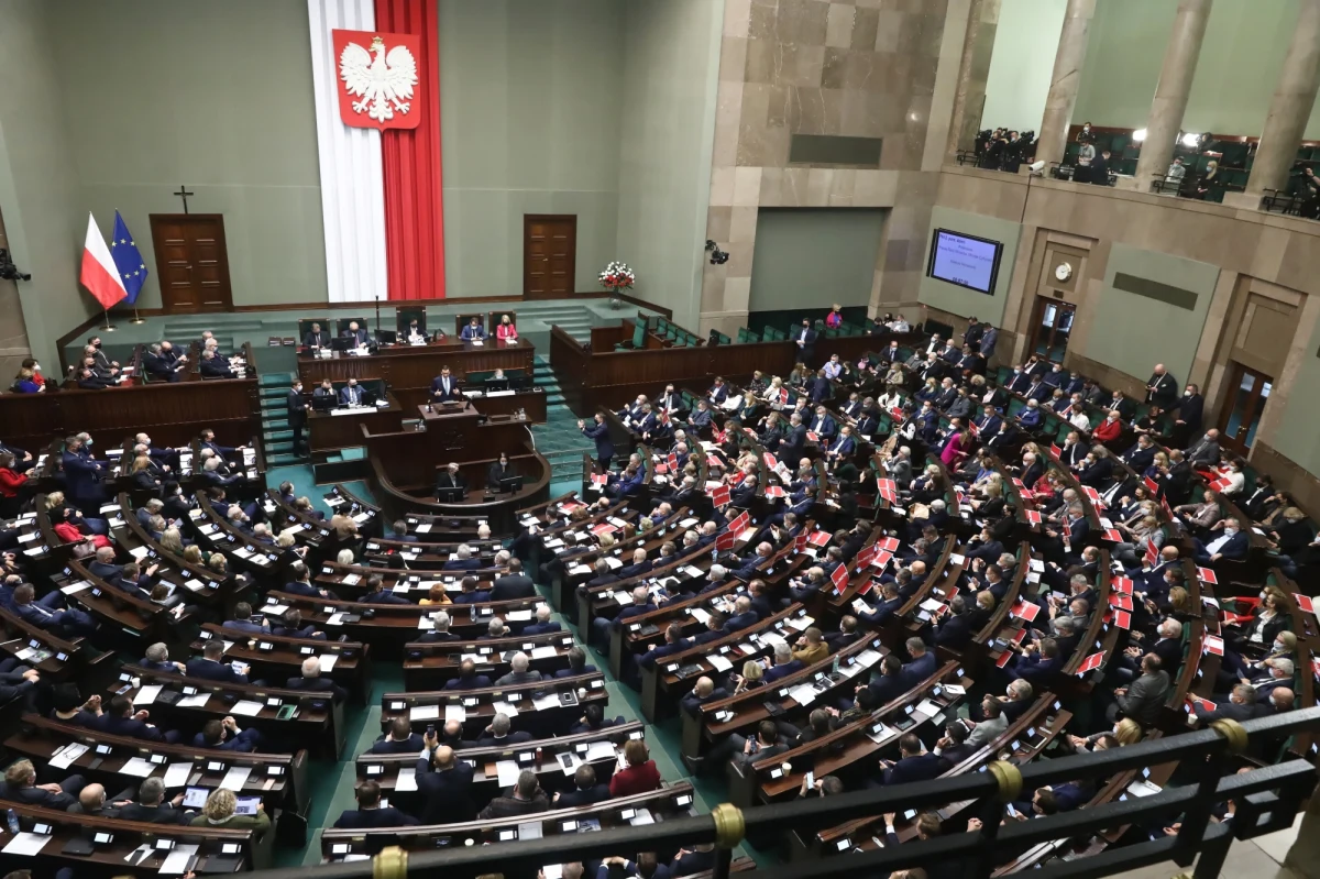 Sejm odrzucił uchwałę Senatu o odrzuceniu noweli ustawy o radiofonii i telewizji. To oznacza, że tzw. „lex TVN” został przyjęty. Teraz decyzja będzie należeć do prezydenta Andrzeja Dudy.
