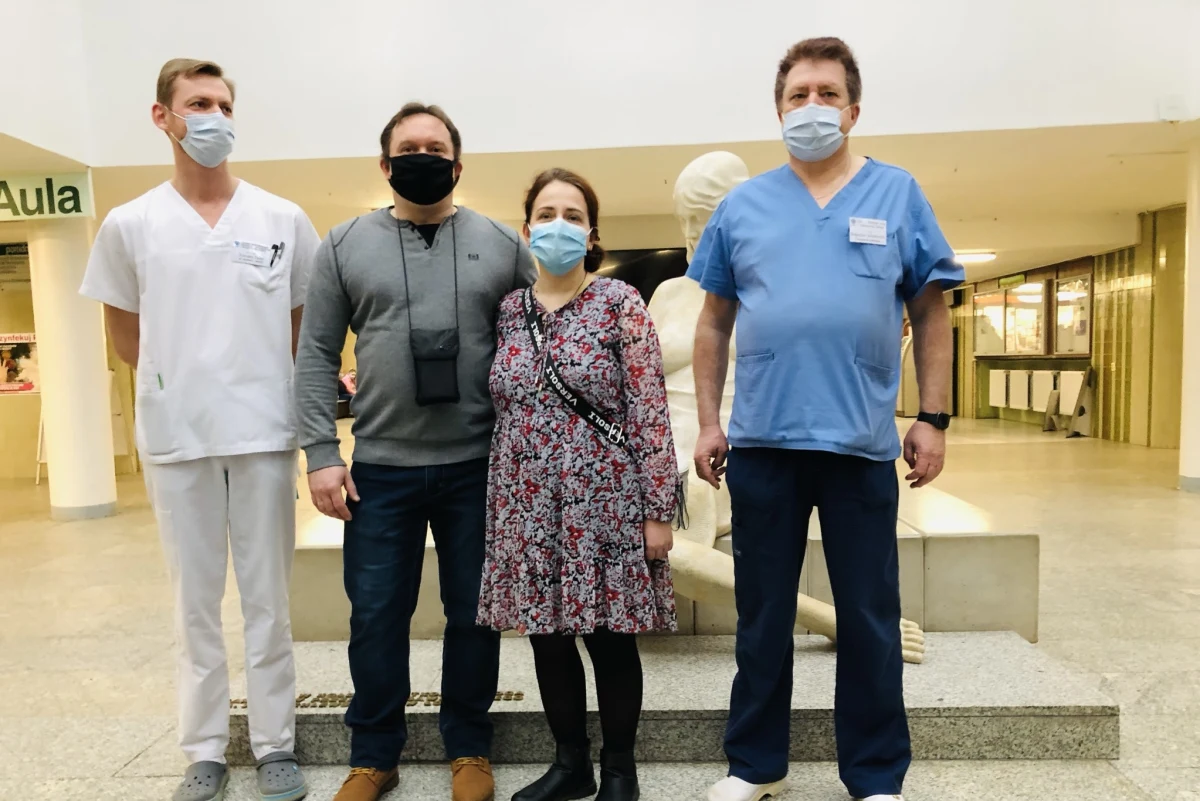 "Gdybym mogła cofnąć czas, to bym się zaszczepiła" – powiedziała 39-letnia pani Agnieszka, którą cudem uratowali lekarze ze szpitala Instytutu Centrum Zdrowia Matki Polki w Łodzi. Pacjentka bardzo ciężko przechorowała Covid-19, a jej córeczka Oliwia urodziła się przedwcześnie i już była zarażona koronawirusem. Obydwie były podłączone do respiratorów.