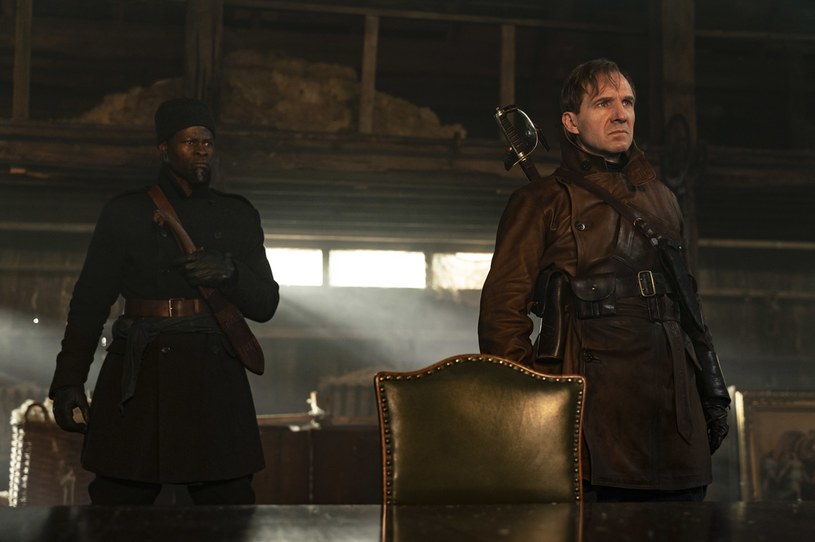 5 stycznia 2022 na ekrany polskich trafi film "King's Man: Pierwsza misja". Pojawił się pierwszy zwiastun produkcji, w której zobaczymy Daniela Brühla, Ralpha Fiennesa, Gemmę Arterton i Toma Hollandera.