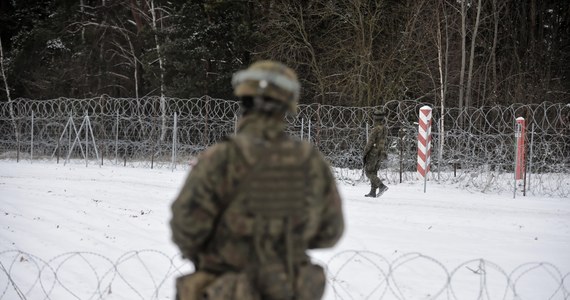 Dowództwo Operacyjne Rodzajów Sił Zbrojnych potwierdza wcześniejsze informacje RMF FM o ucieczce polskiego żołnierza na Białoruś. "Emil Czeczko sprawiał problemy, mimo to przełożeni starali się mu pomagać” – powiedział Dowódca Operacyjny Rodzajów Sił Zbrojnych generał Tomasz Piotrowski. Mundurowy, który zdezerterował, w wywiadach dla białoruskiej telewizji szkaluje Polskę. Minister Mariusz Błaszczak po południu odwołał ze stanowisk przełożonych żołnierza. 