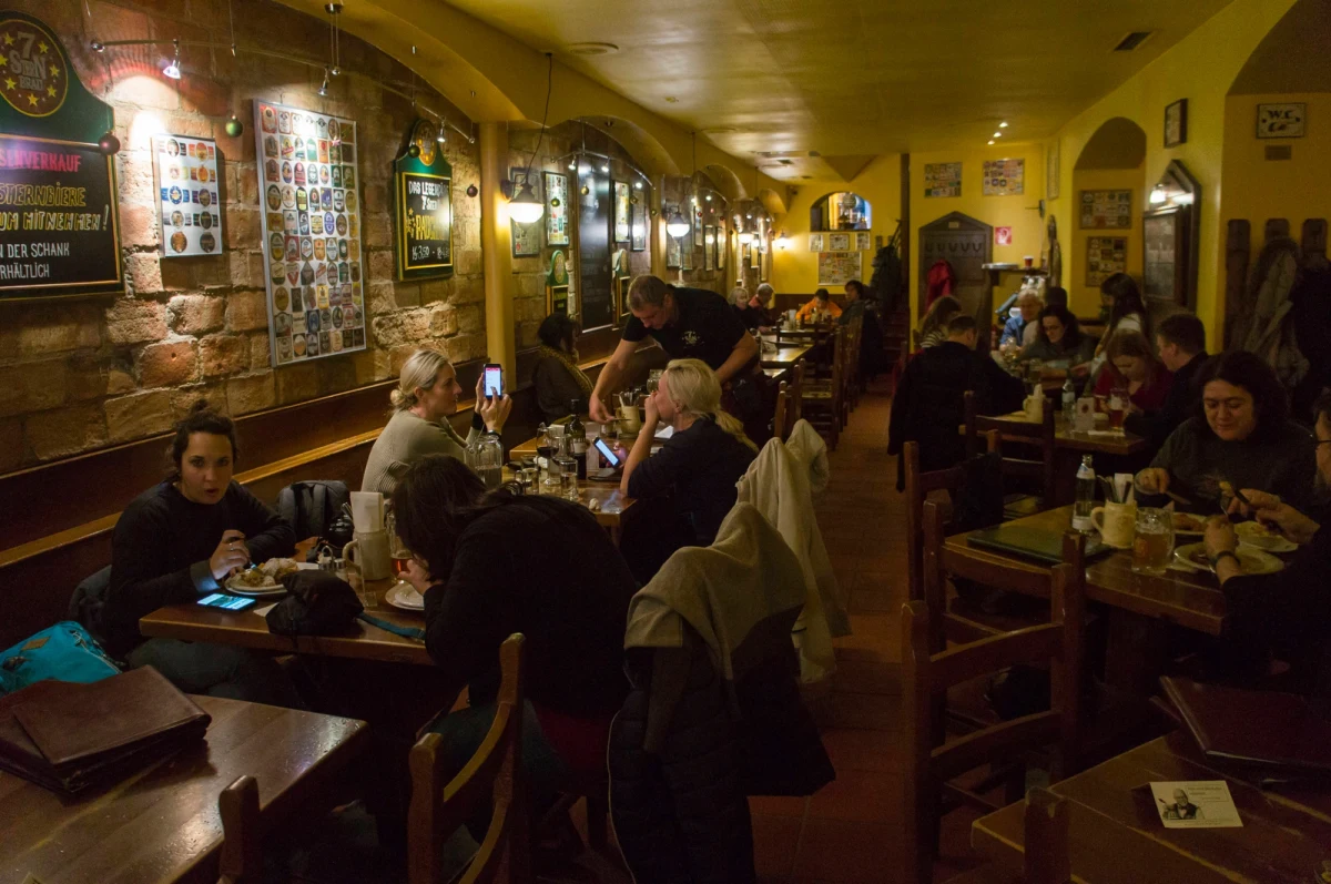 "Austria zawiesza lockdown dla niezaszczepionych na czas świąt Bożego Narodzenia. Umożliwi im to spotkania w grupach liczących do 10 osób przez trzy dni świąt (24-26 grudnia), a także w Sylwestra" – poinformowali w piątek minister zdrowia Wolfgang Mueckstein oraz minister ds. rodziny Susanne Raab.