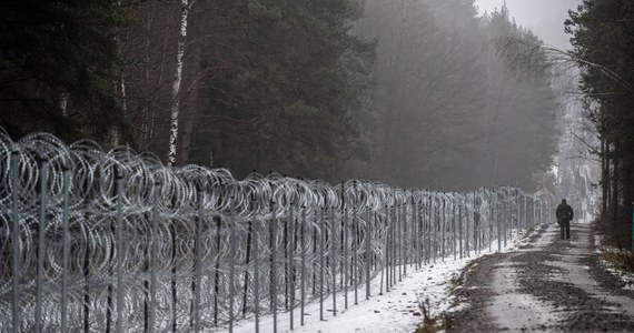 Przełożeni żołnierza, który zdezerterował i uciekł na Białoruś zostali odwołani ze stanowisk. Są to: dowódca baterii, dowódca plutonu i dowódca 2. dywizjonu w Węgorzewie - poinformował w piątek MON. Decyzję podjął szef resortu Mariusz Błaszczak.