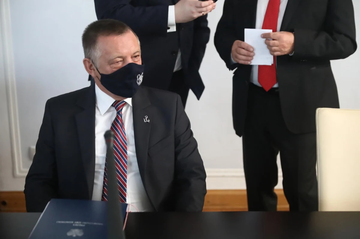 Sejmowe komisje ds. kontroli państwowej i spraw zagranicznych miały wysłuchać w piątek informacji prezesa NIK Mariana Banasia nt. wizyty delegacji NIK w Mińsku. Szef komisji Wojciech Szarama (PiS) poinformował jednak, że otrzymał pismo od Banasia, że szef NIK nie przybędzie.