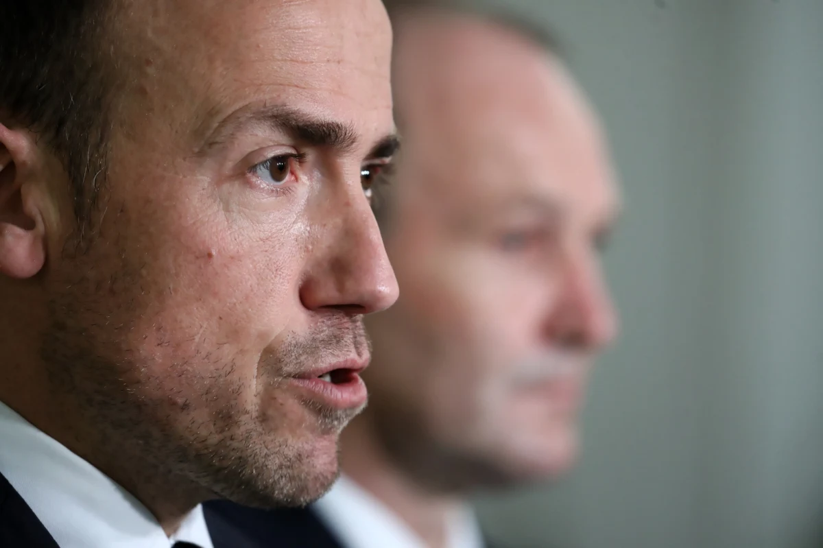 Posłowie KO zapowiedzieli zawiadomienie do prokuratury ws. możliwości przekroczenia uprawnień przez szefa Komisji Kultury Piotra Babinetza z PiS-u. Ich zdaniem Babinetza niezgodnie z regulaminem Sejmu zwołał posiedzenie ws. noweli ustawy medialnej. KO liczy też na weto prezydenta w tej sprawie.