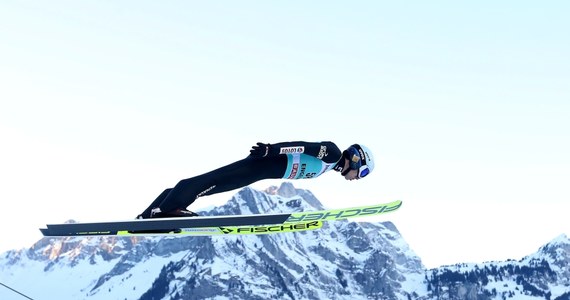 Pięciu reprezentantów Polski wystąpi w sobotnim konkursie Pucharu Świata w skokach narciarskich w szwajcarskim Engelbergu. W kwalifikacjach, które wygrał Japończyk Ryoyu Kobayashi, piąte miejsce zajął Kamil Stoch, a odpadli Piotr Żyła i Klemens Murańka.