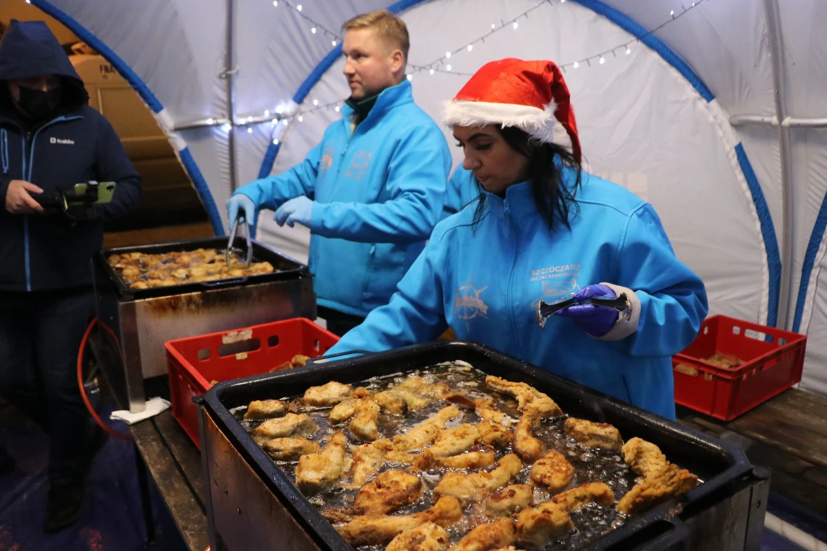 Za nami ostatni dzień akcji „Przedświąteczny karp dla Krakowa”, która została zorganizowana przez gospodarstwo rybackie Dolina Będkowska oraz Urząd Miasta. Smażoną rybę w towarzystwie kapusty i pieczywa rozdawano mieszkańcom stolicy Małopolski na Małym Rynku. 