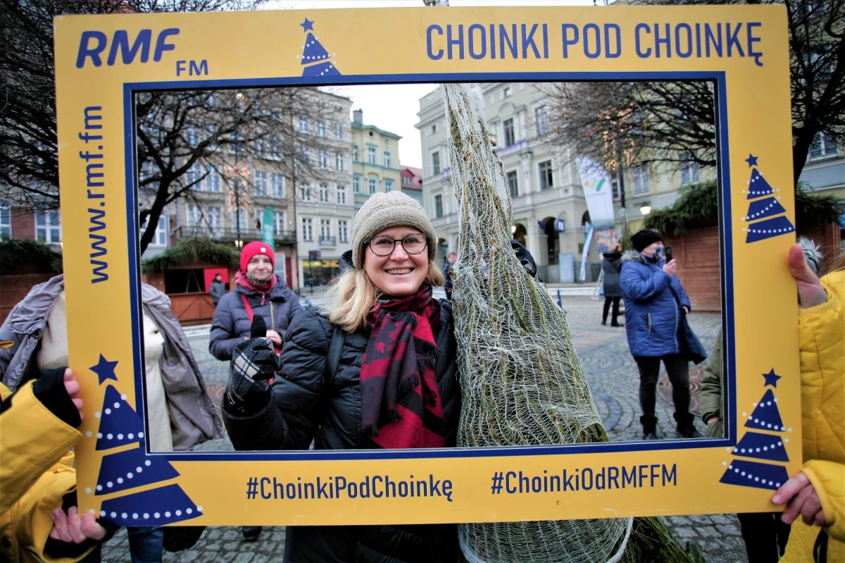 Nasz świąteczny konwój jest cały czas w trasie! Dziś zatrzymaliśmy się w Opolu i Częstochowie. Naszym Słuchaczom rozdawaliśmy świąteczną kawę, pierniczki i – co najważniejsze – piękne choinki. Jutro ostatni dzień naszej akcji. Będziemy w Gliwicach i Krakowie. 