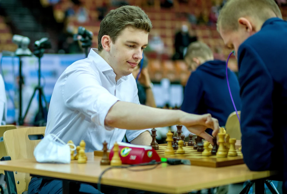 Jan-Krzysztof Duda zdobył w katowickim Spodku złoty medal mistrzostw Europy w szachach błyskawicznych, gromadząc 18 pkt w 22 partiach. Srebro wywalczył Maciej Klekowski - 17,5, a brąz Rosjanin Anton Demczenko - 16,5.