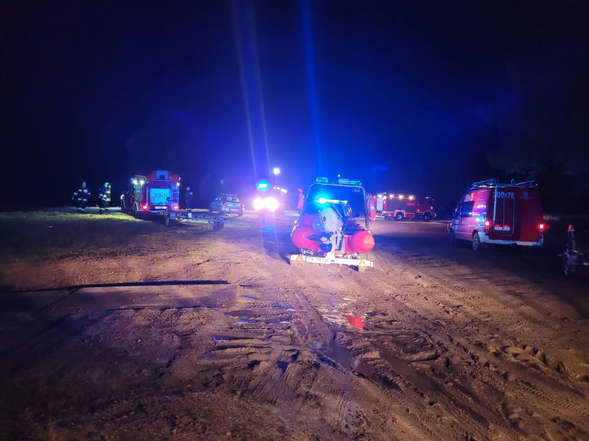 Strażacy prowadzą akcję ratunkową na jeziorze Chańcza w województwie świętokrzyskim. Poszukiwana jest jedna osoba.