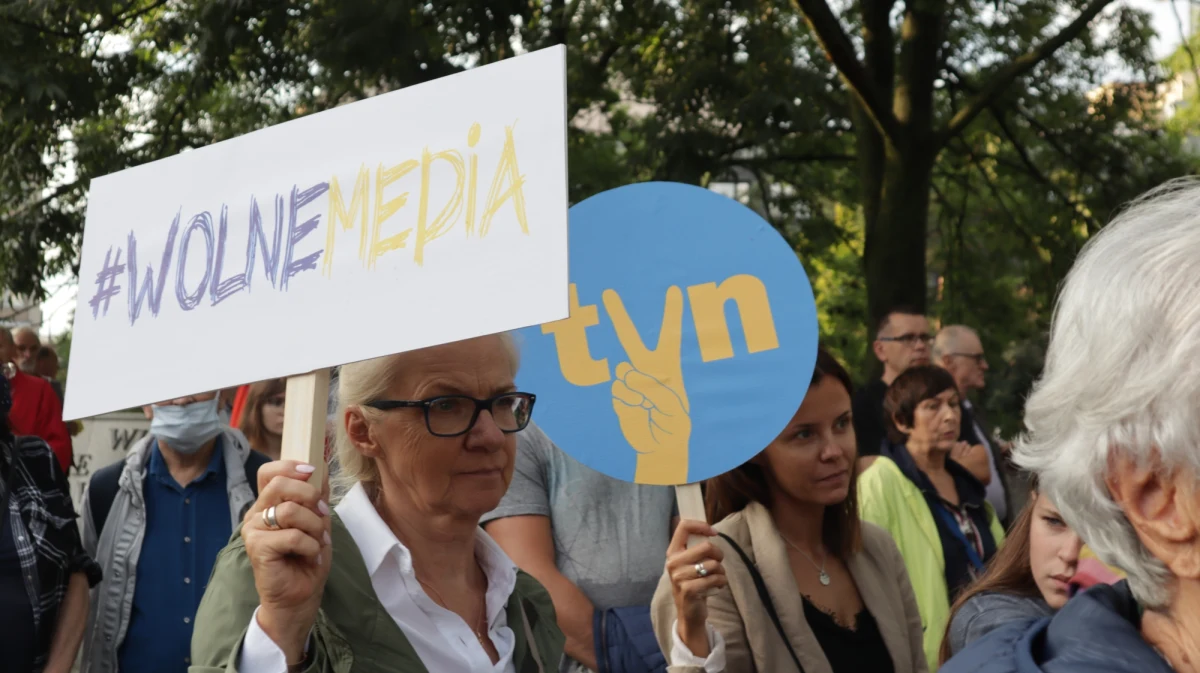 Protesty w kilkunastu polskich miastach mają odbyć się w weekend w związku z uchwaleniem przez Sejm "lex TVN", czyli ustawy ograniczającej działalność stacji telewizyjnej w Polsce. Jednym z organizatorów jest Komitet Obrony Demokracji.