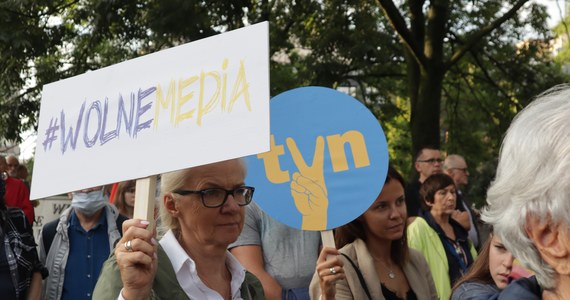 Protesty w kilkunastu polskich miastach mają odbyć się w weekend w związku z uchwaleniem przez Sejm "lex TVN", czyli ustawy ograniczającej działalność stacji telewizyjnej w Polsce. Jednym z organizatorów jest Komitet Obrony Demokracji.