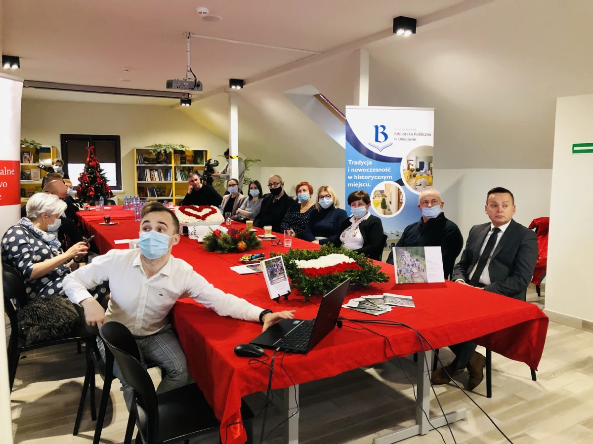 Od 200 lat we wsi Spycimierz w gminie Uniejów w Łódzkiem układane są kwietne dywany na święto Bożego Ciała. Po takim barwnym kobiercu później przechodzi procesja religijna. W wydarzeniu biorą udział całe rodziny. W czwartek (16 grudnia) tradycję sypania kobierca z płatków kwiatów wpisano na listę Światowego Niematerialnego Dziedzictwa Kulturowego Ludzkości UNESCO.