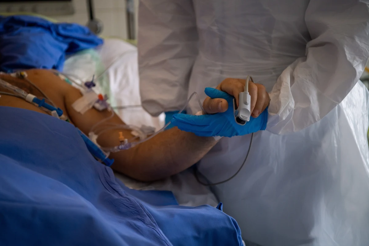 Co najmniej 22 osoby zmarły, 16 jest w stanie krytycznym, a w sumie w szpitalach po zatruciu nielegalnym alkoholem leczonych jest 46 pacjentów. Cztery osoby zostały zatrzymane w związku z tą sprawą - poinformowała kancelaria gubernatora prowincji Stambuł.