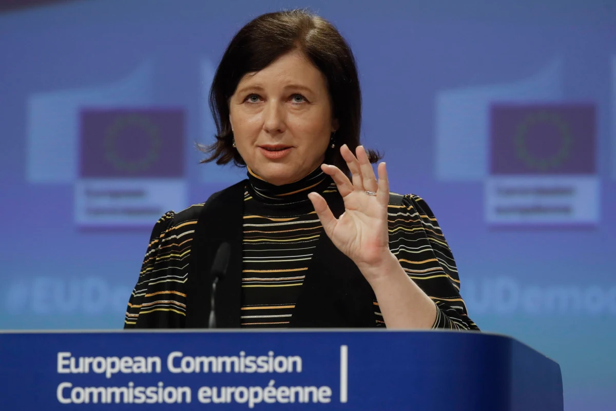 Komisja Europejska i Parlament Europejski nie pozostaną bezczynne w sprawie „lex TVN”. „Komisja nie zawaha się podjąć działań w przypadku braku zgodności z prawem Unii Europejskiej” – zapowiedziała unijna komisarz ds. praworządności Vera Jourova.