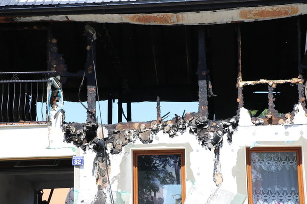 Pół roku po wielkim pożarze wsi Nowa Biała, dwie rodziny pogorzelców wprowadziły się do odbudowanych domów. Kolejne budynki czekają prace wykończeniowe; dwa nie są jeszcze przykryte, jeden jest na etapie parteru, a kolejny ma wykonane tylko fundamenty.