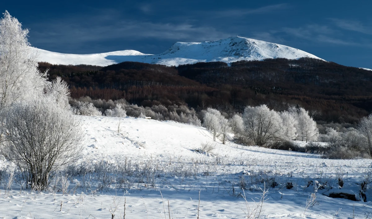 Średnio 5-10 cm świeżego śniegu spadło w ciągu ostatnich godzin w Bieszczadach. W górnych partiach gór obowiązuje tam nieznaczne zagrożenie lawinowe. W regionie pracują już niektóre ośrodki narciarskie. 