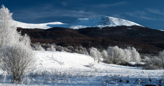 Średnio 5-10 cm świeżego śniegu spadło w ciągu ostatnich godzin w Bieszczadach. W górnych partiach gór obowiązuje tam nieznaczne zagrożenie lawinowe. W regionie pracują już niektóre ośrodki narciarskie. 