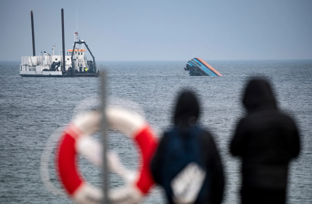 31-letni sternik brytyjskiego frachtowca wypił przed kolizją na Bałtyku pięć piw. Po zderzeniu statków towarowych nie żyję co najmniej jedna osoba. Co najmniej, ponieważ ciała drugiej do tej pory nie znaleziono. Do kolizji doszło w poniedziałek rano w gęstej mgle. 