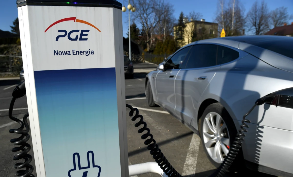 Dwa tygodnie zostały samorządom oraz organom władzy centralnej na elektromobilną rewolucję. Od stycznia udział samochodów zero- i niskoemisyjnych we flocie pojazdów urzędników będzie musiał wynosić co najmniej 10 proc. W kolejnych latach jeszcze więcej. A my sprawdzamy, czy polskie instytucje są na to gotowe - tym bardziej, że w 2021 roku odnotowaliśmy rekordowy przyrost aut elektrycznych na polskich drogach.