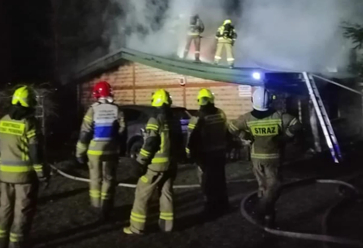W pożarze domku letniskowego w Warchałach koło Szczytna (Warmińsko-Mazurskie) zginął 52-letni mężczyzna. Ze wstępnych ustaleń strażaków wynika, że do pożaru doszło prawdopodobnie od kominka.