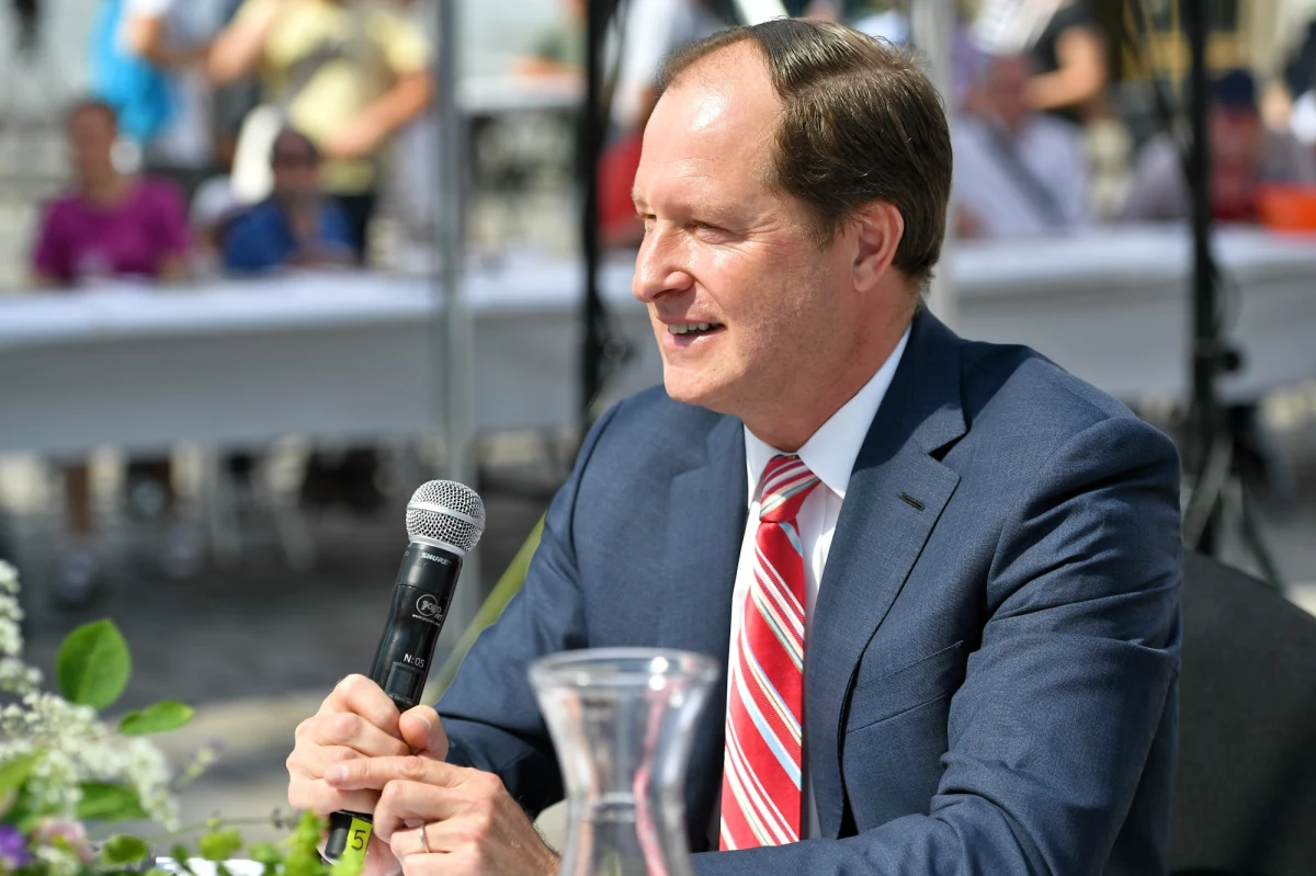 Senat USA zatwierdził przez aklamację nominację Marka Brzezinskiego na ambasadora USA w Warszawie. Kandydatura Brzezinskiego została przyjęta w serii nocnych głosowań nad kilkunastoma innymi nominacjami dyplomatycznymi i sędziowskimi, m.in. byłego burmistrza Chicago Rahma Emmanuela na ambasadora w Japonii.