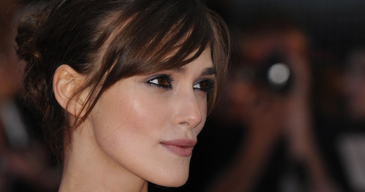 Keira Knightley zapytana ostatnio przez magazyn "People" o swoją największą modową wpadkę, opowiedziała o sytuacji, gdy kreacja, w której miała wystąpić na jednej z uroczystości filmowych, pękła na pół, od góry do dołu, odsłaniając całe jej ciało. Szczęście w nieszczęściu, do tego incydentu doszło, kiedy szykowała się do wyjścia z mieszkania.