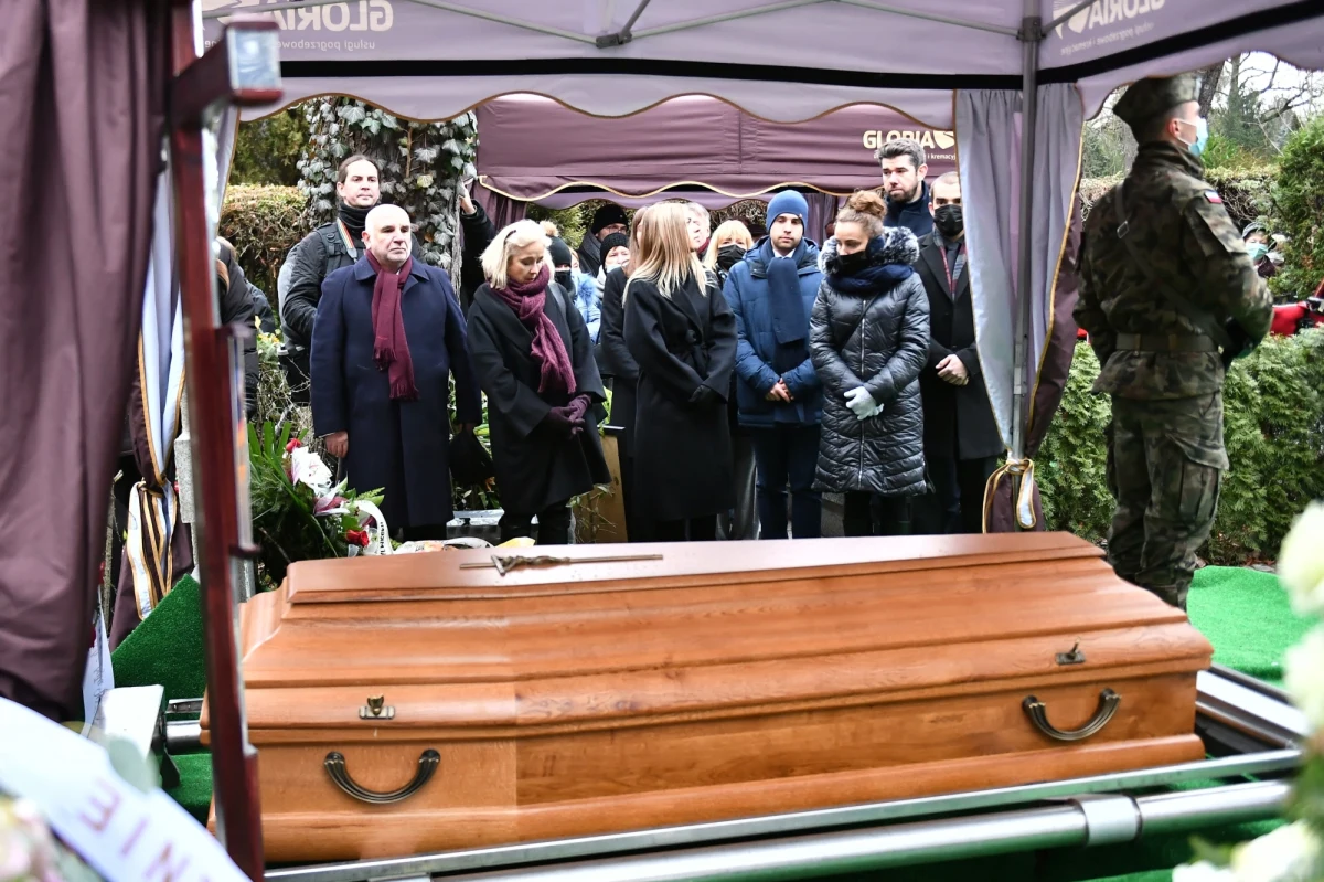 Na Cmentarzu Grabiszyńskim we Wrocławiu spoczął reżyser filmowy Sylwester Chęciński. Licznie żegnali go przyjaciele i mieszkańcy Dolnego Śląska. Autor m.in. słynnej trylogii filmowej o kresowych rodzinach Kargulów i Pawlaków zmarł 8 grudnia w wieku 91 lat.