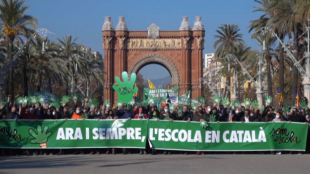 Tysiące osób demonstrowało w Barcelonie na rzecz używania języka katalońskiego w szkołach. Profesor nauk politycznych Oriol Bartumeus mówił, że współistnienie tych dwóch języków w Katalonii to „absolutna normalność” i że „problemem jest interes polityczny stojący za debatą”. Chociaż nie jest to nowość, debata na temat edukacji w Katalonii została podsycona wnioskiem rodziców pięcioletniego dziecka z miasta Canet de Mar o wykonanie listopadowego orzeczenia sądu wymagającego co najmniej 25% nauki języka hiszpańskiego. Po drugiej stronie debaty niektórzy twierdzą, że rodziny powinny mieć możliwość wyboru języka, którego będą się uczyć ich dzieci.