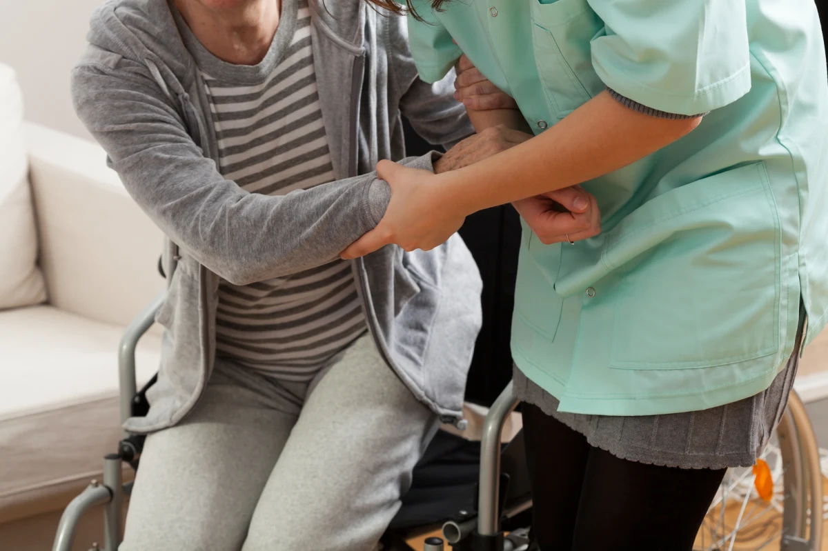 Prokuratura w Hildesheim w Niemczech prowadzi śledztwo w sprawie pielęgniarki z tamtejszego domu opieki, w którym w wyniku wybuchu epidemii koronawirusa zmarło trzech podopiecznych. Pielęgniarka miała sfałszowany certyfikat szczepień. Podejrzewana jest też o to, że przychodziła do pracy pomimo infekcji Covid-19.