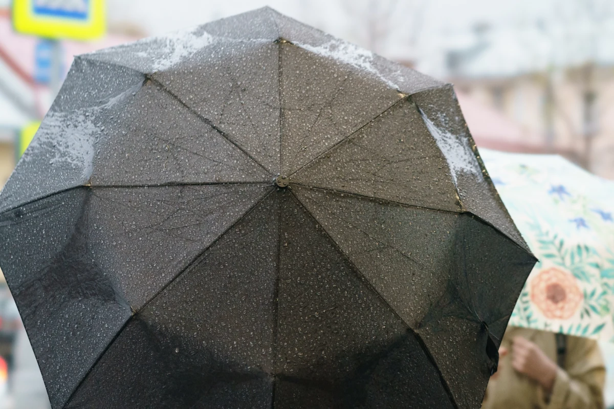 Niedziela będzie pochmurna. Poza północnym-zachodem, w całym kraju możliwe są opady deszczu, deszczu ze śniegiem, a w górach śniegu.