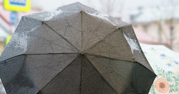 Niedziela będzie pochmurna. Poza północnym-zachodem, w całym kraju możliwe są opady deszczu, deszczu ze śniegiem, a w górach śniegu.